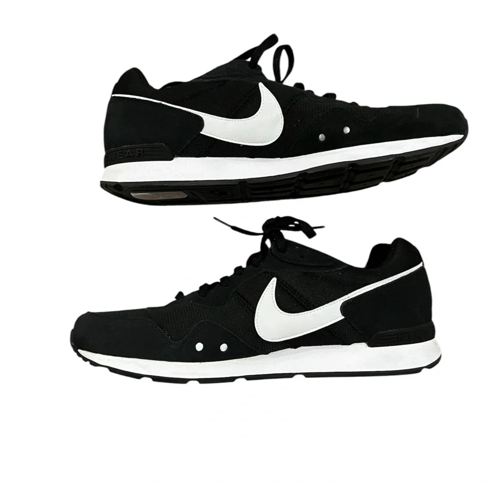 NIKE Sneakers Men’s 11 Black and White Venture Runner NWOT